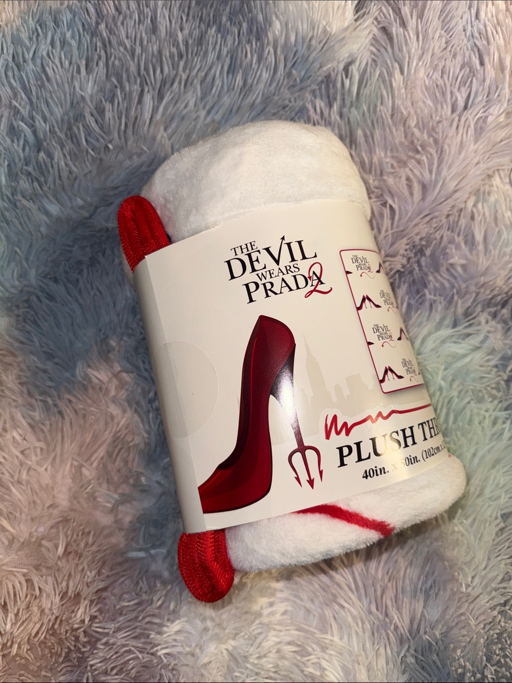 Prada The Devil Wears Prada Plush Throw - White & Red 👠